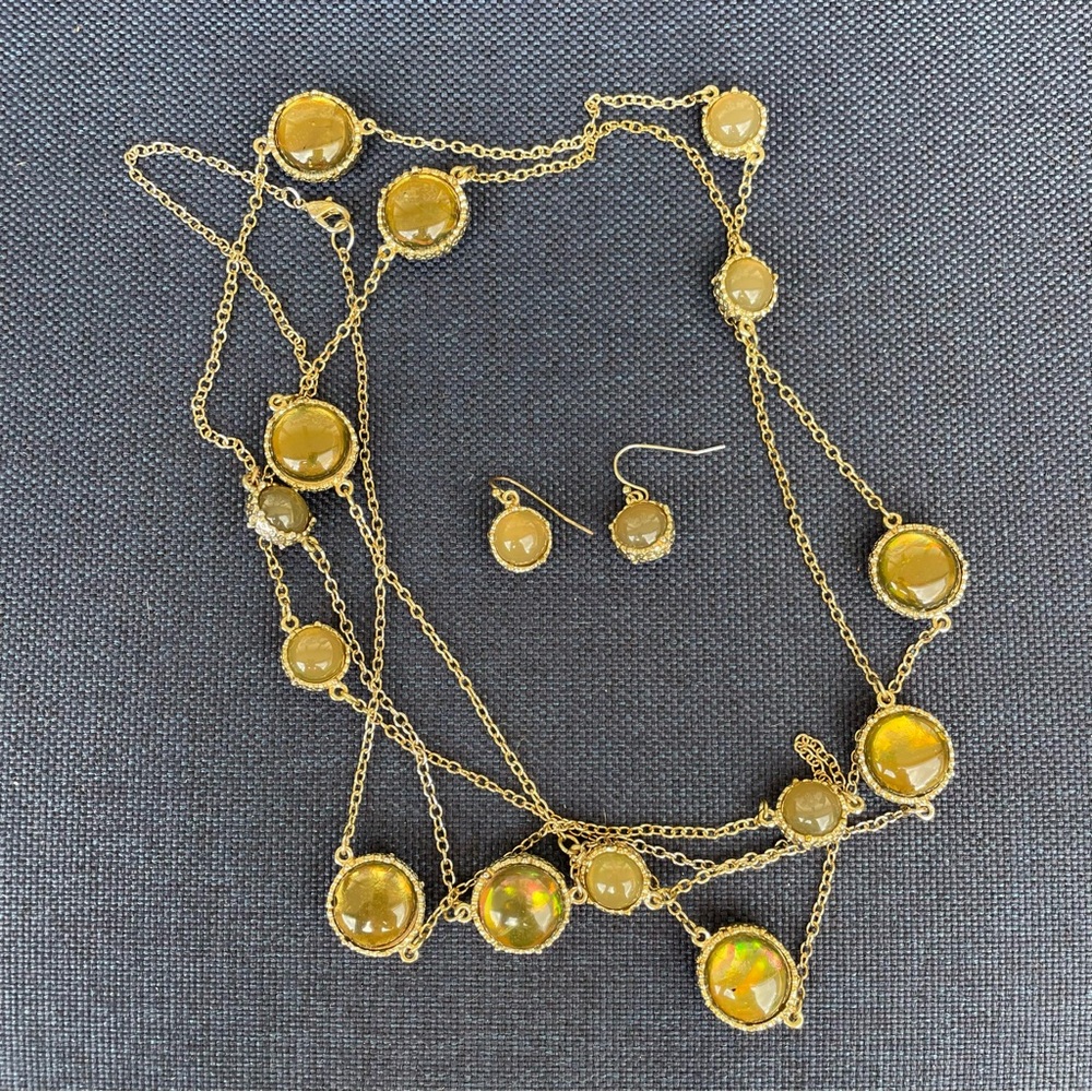 GREAT TO BUNDLE AND SAVE!  Amber and gold tone necklace and earrings bundle